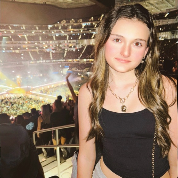 Meet your Posher, Evelyn - Picture 2 of 2